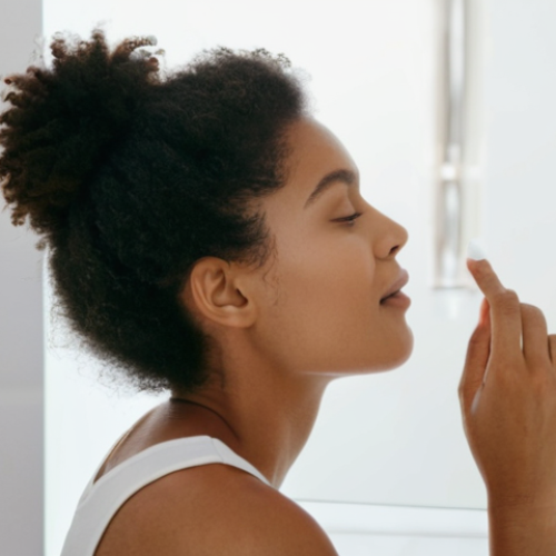 Home 4 천연화장품 파운데이션 성분 비교 - **Prompt 1: Mindful Morning Beauty Routine**
"A serene, close-up shot of a woman in her late 20s...